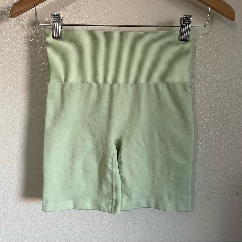 Aritzia x TNA Light Green Women's Bike Shorts High Waisted 6” Inseam Size Small